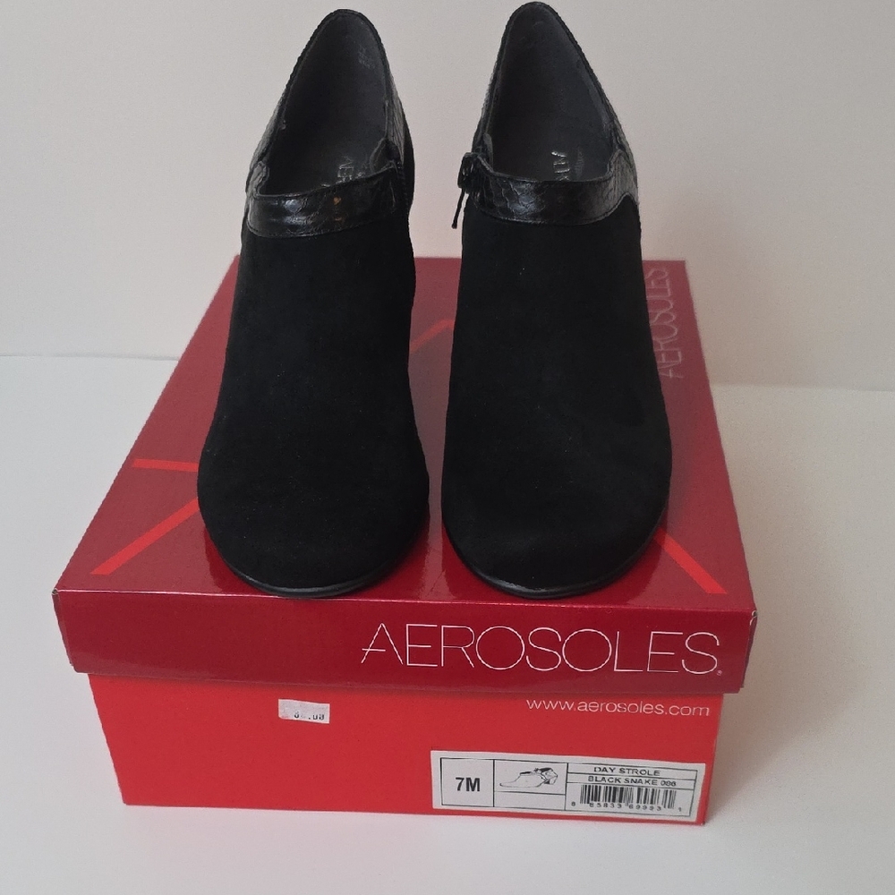 AEROSOLES Women's Sleek Black Ankle Booties